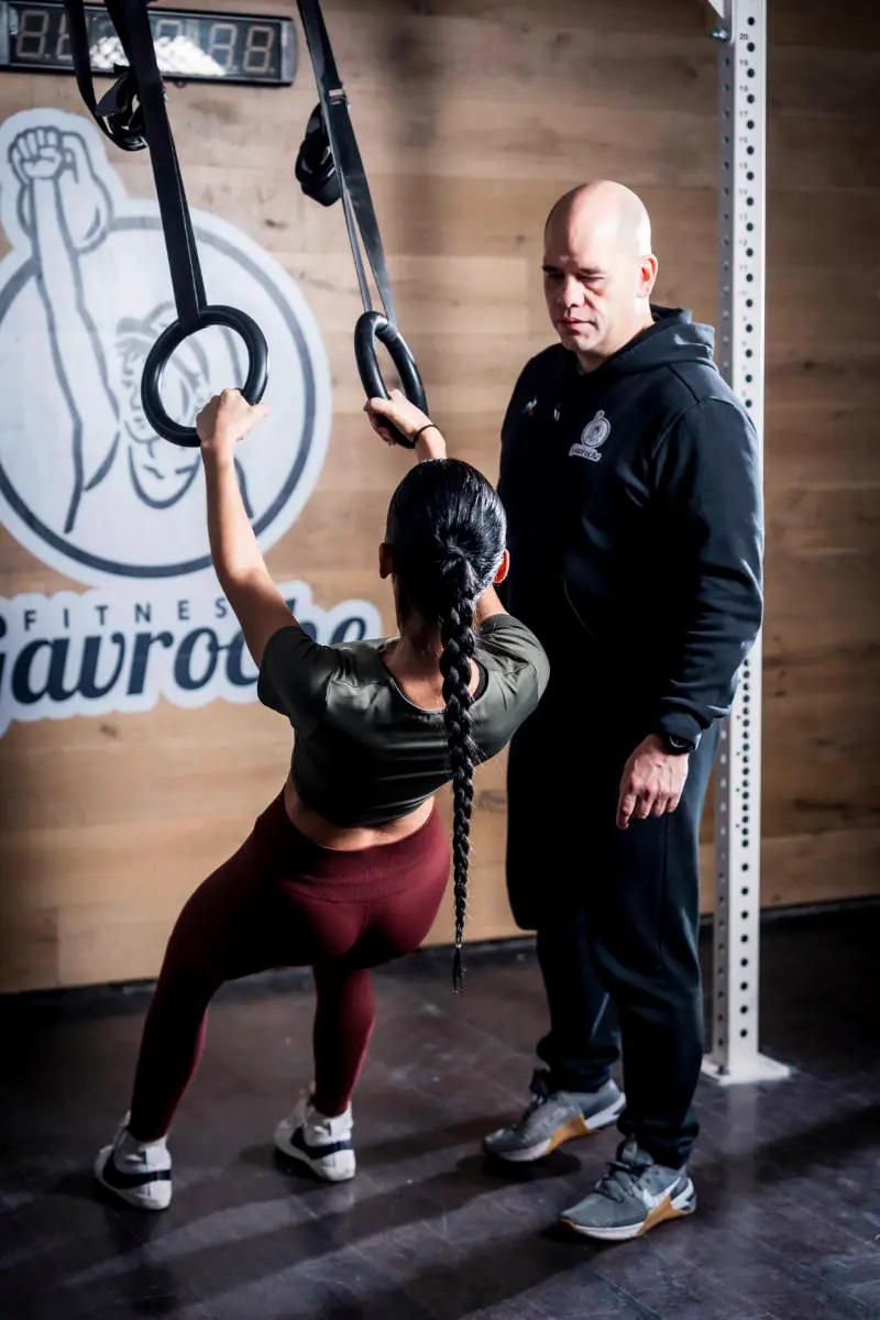 Coach Gavroche expliquant un mouvement à un adhérent