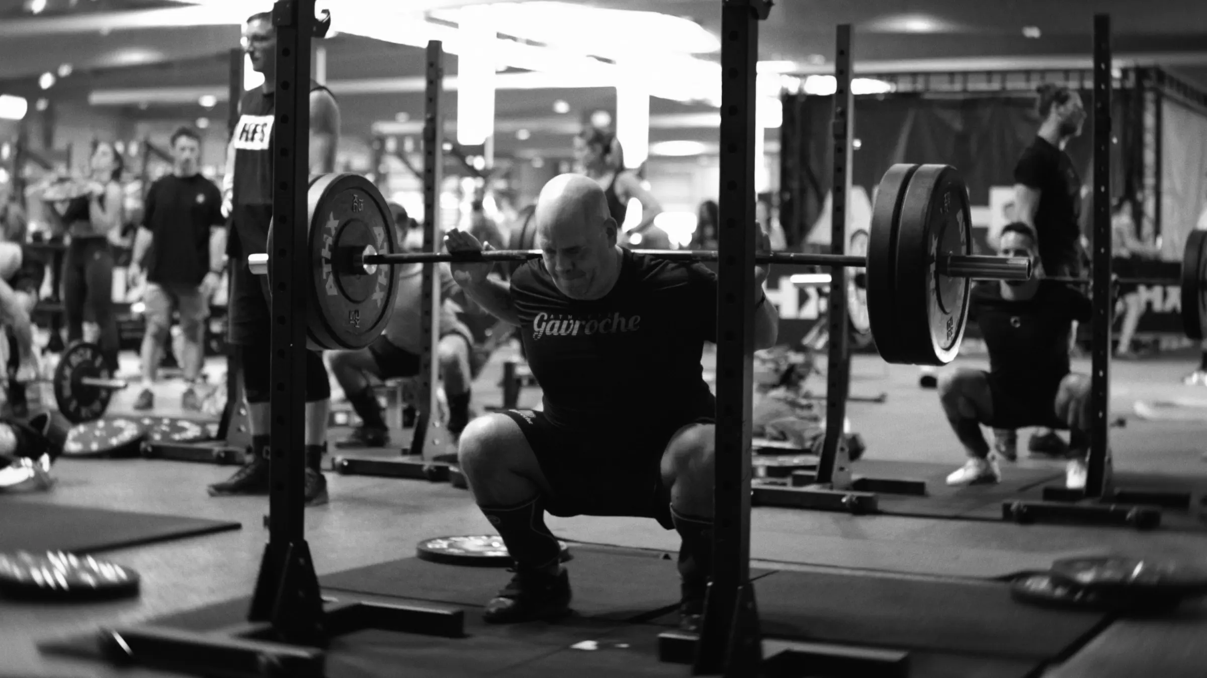 Squat lourd sous la barre pendant une compétition ATHX