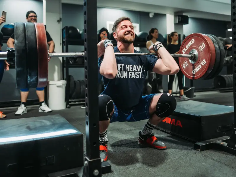Travail de force à la barre chez Gavroche Fitness